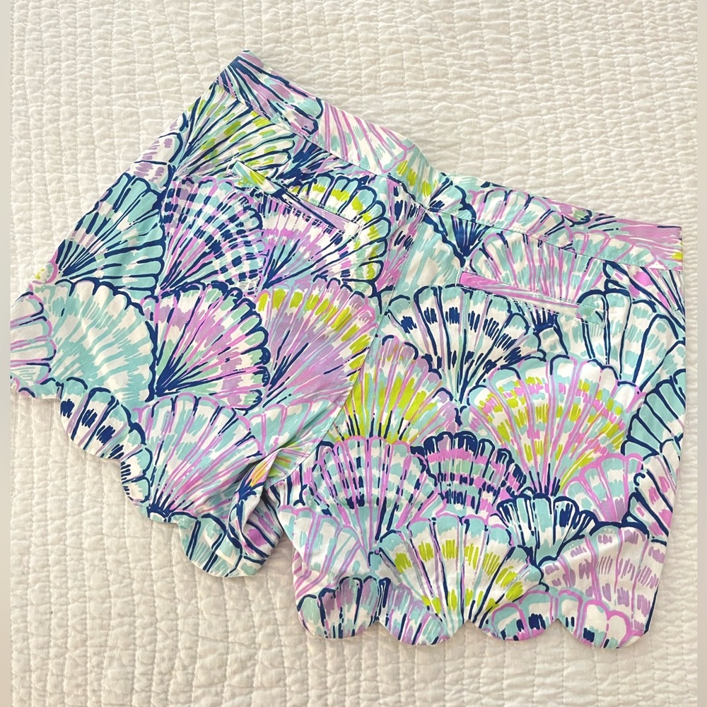 Lilly Pulitzer | Size 8 | Scalloped Hem Short - Picture 2 of 2